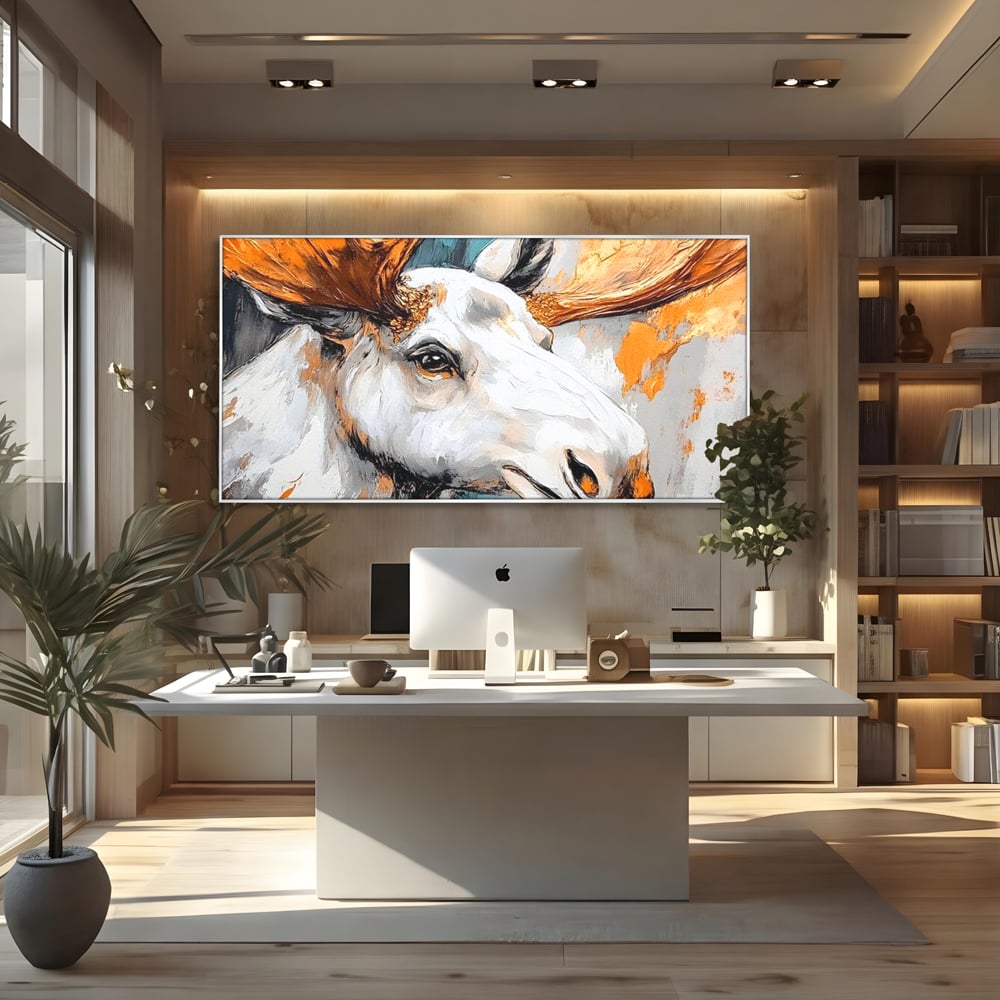 Tablou canvas cu tablou canvas cu cap de elan pictat, in rama de aluminiu argintiu, pe perete intr-un birou